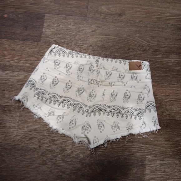 American Eagle Outfitters White and Black Patterned Jean Shorts - Picture 5 of 5